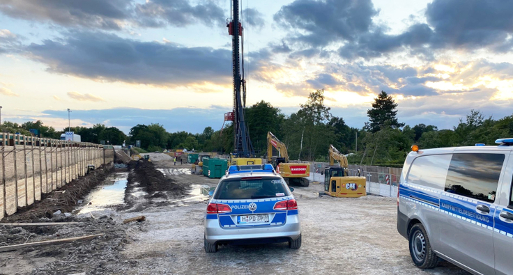 Polizei und Kampfmittelräumdienst sowie die Hannoveraner Feuerwehr haben den Fundort gesichert, die Bombe geborgen und alles eingekapselt, das mit dem Phosphor in Berührung gekommen war.