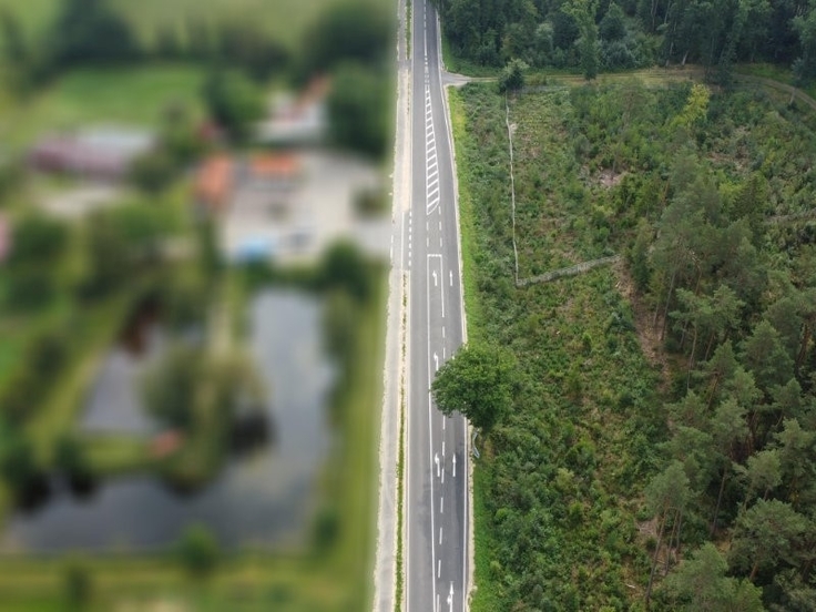 Inzwischen wurde dort eine Linksabbiegespur zum Forellenhof Püchert hergestellt.