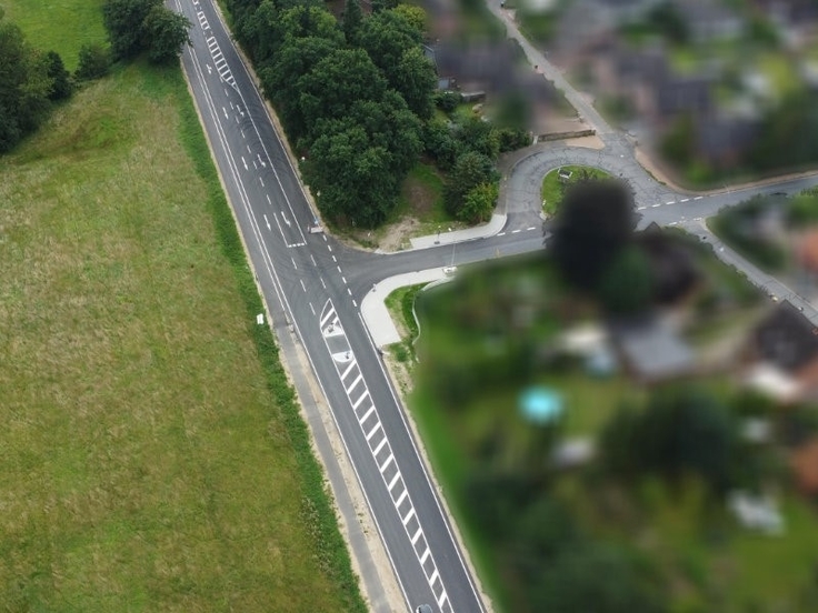 Hier gibt es nun eine Querungshilfe mit neuem Gehweg