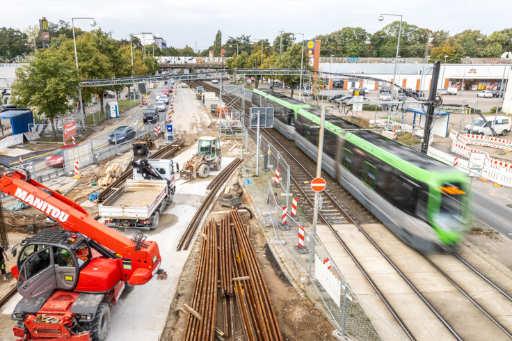 Die stadtauswärts führende Fahrbahn der Hildesheimer Straße links im Bild verläuft seit September in einem Bogen um die Baustelle. Jetzt sind die andere Fahrbahn und die Stadtbahn an der Reihe.