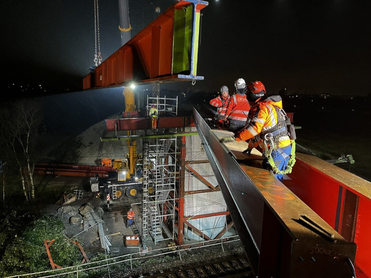 Arbeiten mitten in der Nacht: Auf der Baustelle der B 210 nahe Emden sind am Wochenende zwölf Stahlträger zwischen zwei Pfeilern eingebaut worden, um das Traggerüst für die spätere Schalung des Unterbaus zu ermöglichen