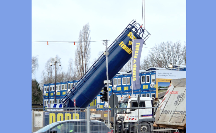 Die nördliche Schlitzwand ist so gut wie fertig. Die ersten Bentonit-Tanks werden abtransportiert.