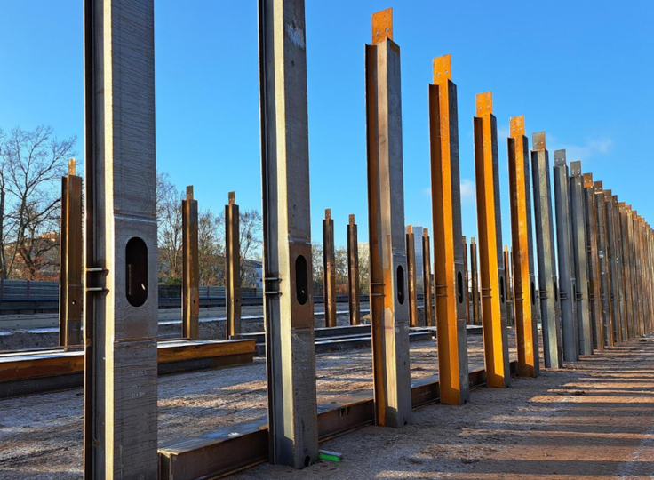 Rund 9 Meter lange Stahlträger sind am Ostende der Baustelle in den Boden eingebaut worden.
