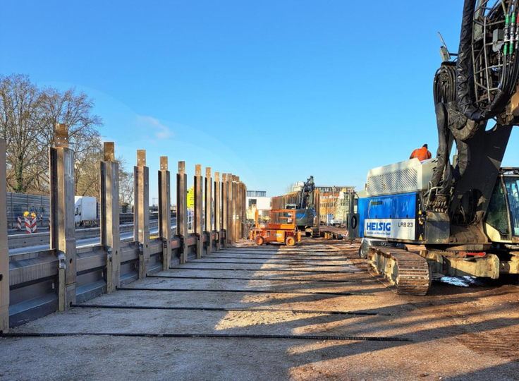 Sie bilden den Fangedamm, mit dem die Straße an die Ersatzbrücke angeschlossen wird.