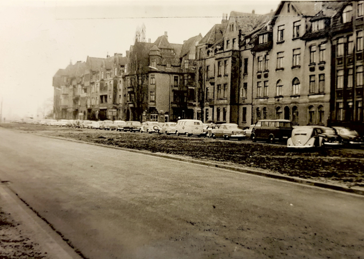 Die Willmerstraße im Jahr 1955: freies Blickfeld für die Bewohnerinnen und Bewohner der südlichen Straßenseite.