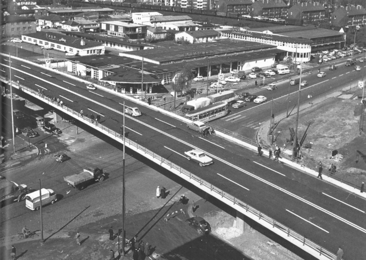 Blick zurück: Die frisch gebaute Südschnellwegbrücke über die Hildesheimer Straße im Jahr 1960.