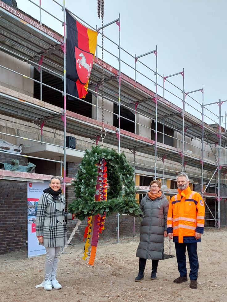 Richtfest am 1. März 2024 (von links): Dr. Hannah Timmer, Leiterin der NLStBV in Lingen, Cristina von Pozniak-Bierschenk, Leitung des Staatlichen Baumanagements Nord-West, und Timo Quander, Präsident der NLStBV