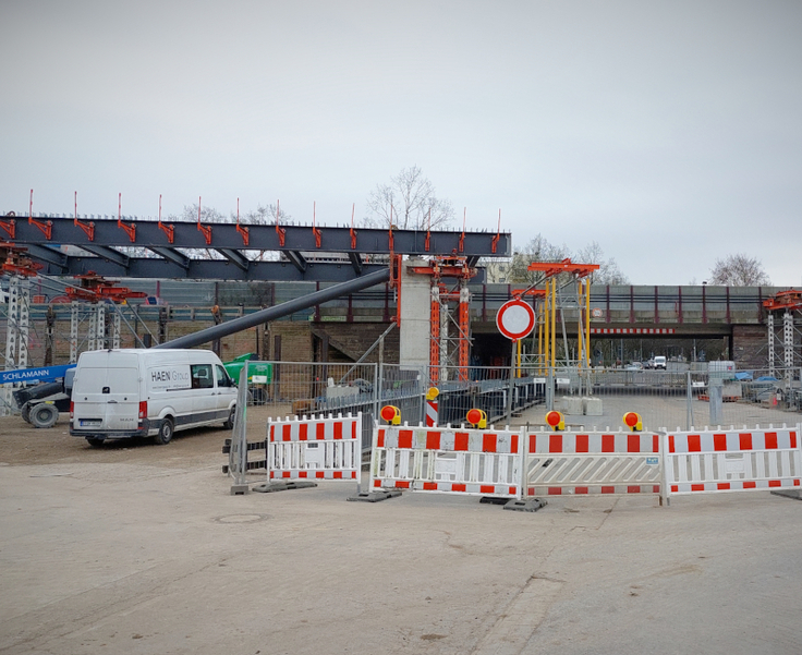 Fotschritt an der Schützenallee: Das Tragwerk 2 wächst über die Straße. Die Hälfte des rund 90 Meter langen Bauwerks ist schon zu erkennen.