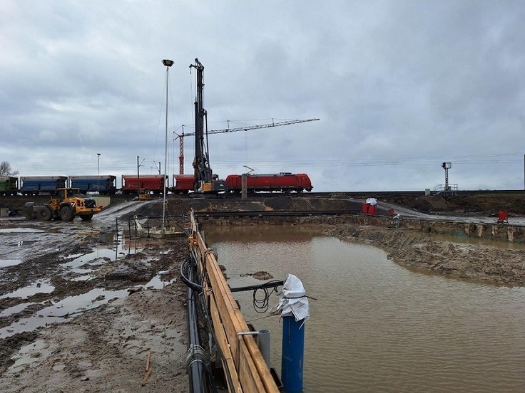 Aufgrund des anhaltenden Regens ist die Baustelle rund um den Trog stark vernässt