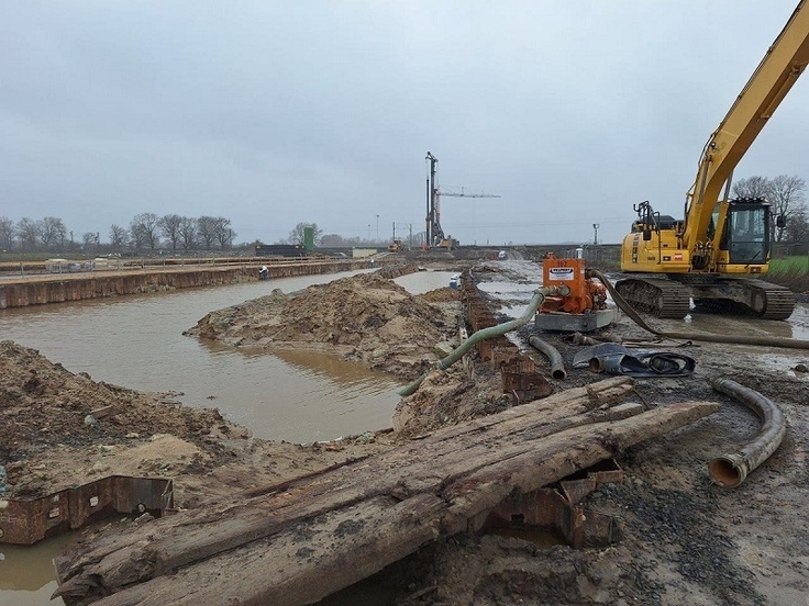 Die Vernässung im Bereich des Baufelds erschwert die Arbeiten enorm.