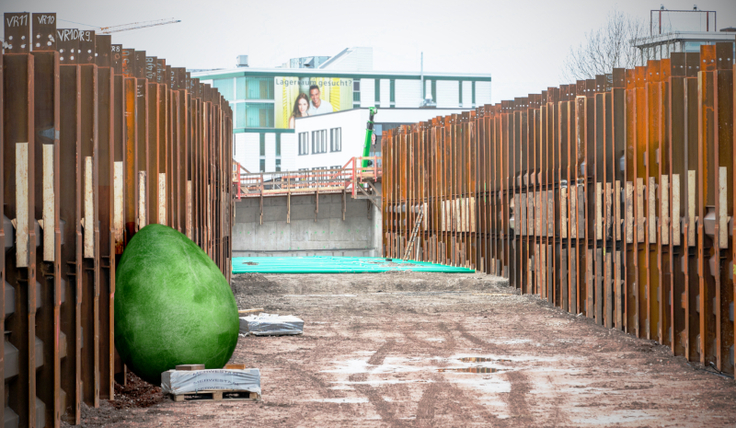 Die Fläche des Fangedamms im Osten der Südschnellwegbaustelle mit Blick auf das Widerlager der künftigen Ersatzbrücke - und auf einen Ostergruß.