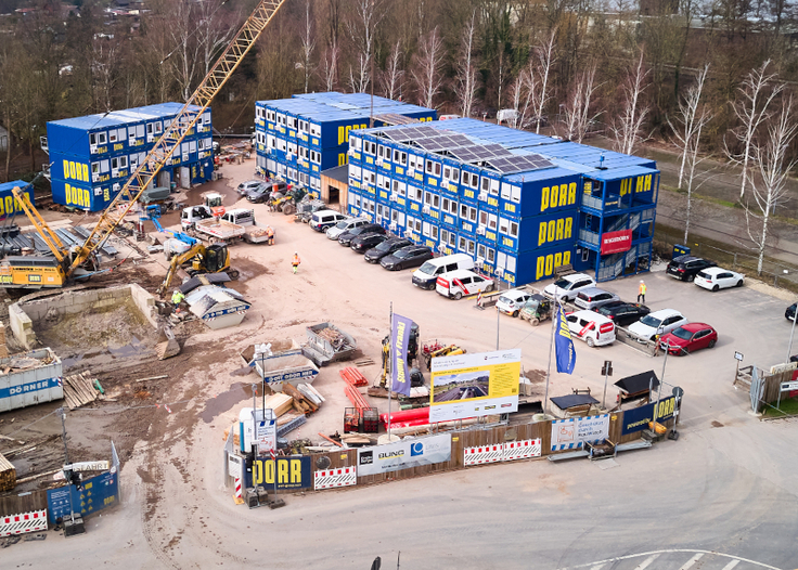 Die Bürocontainer sind Treffpunkt der Baustellenbesichtigungen. Die Adresse: Schützenallee 2, 30519 Hannover (gegenüber den Ludwig Fresenius-Schulen)