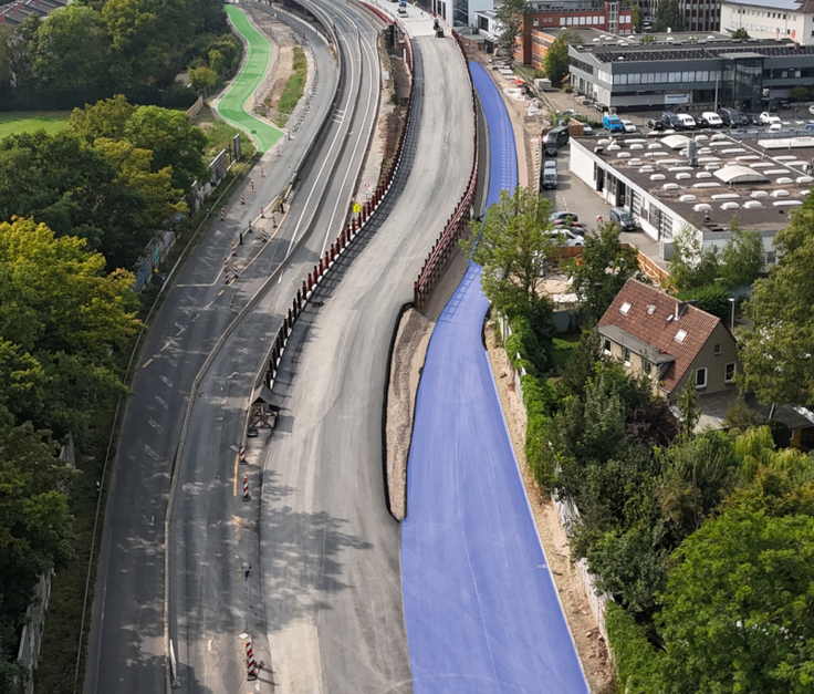 Der Anschluss der Ersatzbrücke an die Bestandsfahrbahn ist fertig. Rechts in blau die neue Abfahrt zur Hildesheimer Str. Hinten links (grün) die neue Auffahrt.
