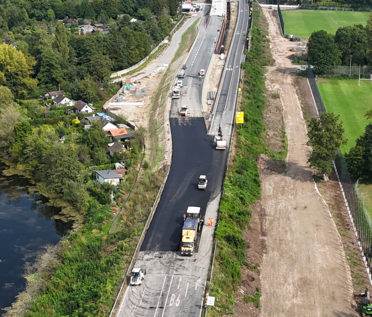Auch der Anschluss im Westen der Tunnelbaustelle ist hergestellt, Auffahrt von der Schützenallee inklusive. Der Schwenk nach links ist deutlich sichtbar.