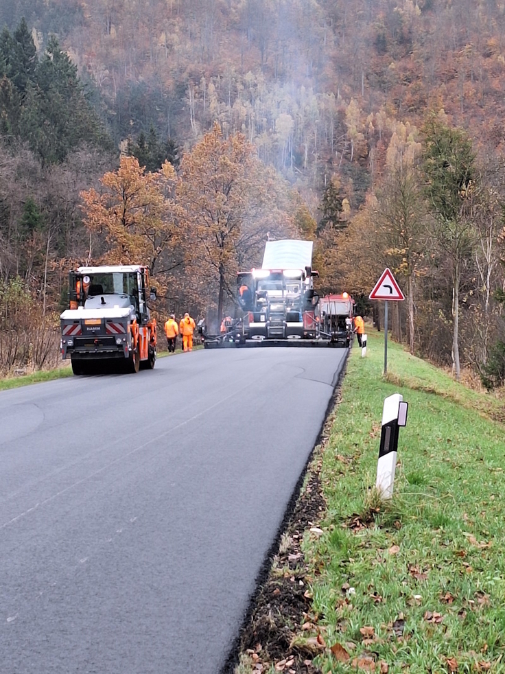 Auf der Landesstraße 515 wird die Asphaltdeckschicht auf ganzer Breite eingebaut