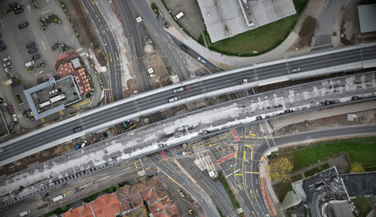 Noch ist für Querverkehr kein Durchkommen in der Kreuzungsmitte. Die Arbeiten in der kommenden Woche ändern das.