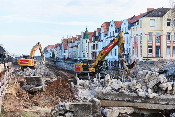 Mitten im Fangedamm zwischen der Schützenallee und der großen Brücke: Abrissbagger zerknabbern Reste der Betonstützmauer.