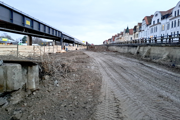 Nur einen Tag später an derselben Stelle: Beton und weiteres Material sind entfernt. Der Fangedamm ist abgegraben.