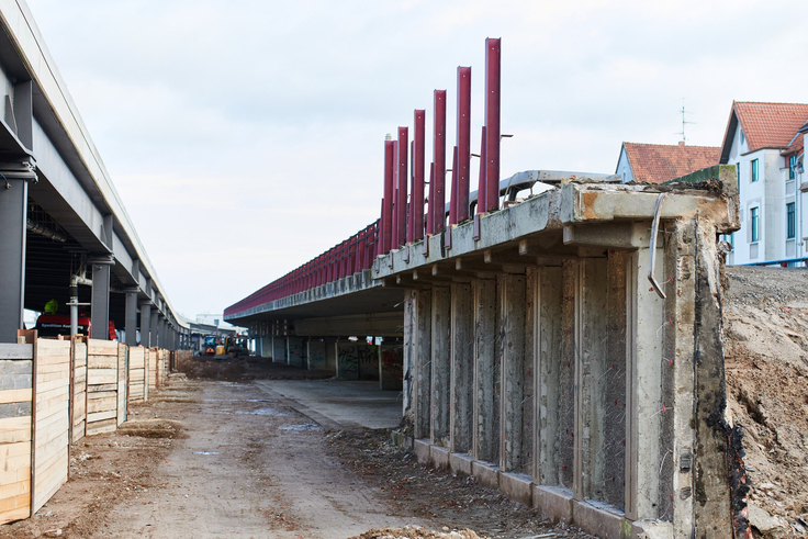 Blick auf das Widerlager der Brücke über die Hildesheimer Straße. Deutlich zu erkennen sind die Reste der Stahlbetonwand des Fangedammes.