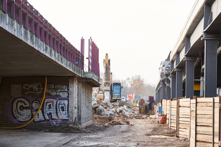 Der Blick in die Gegenrichtung: Dort, wo bis vor Kurzem der Fangedamm zwischen den Brücken lag, klafft jetzt eine Lücke.