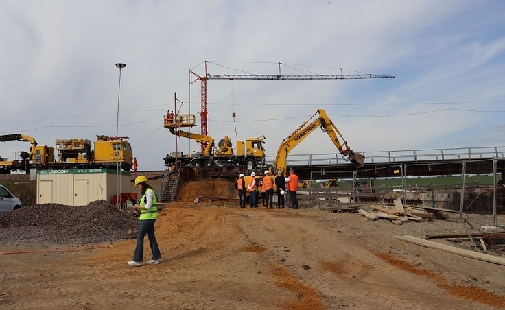 Das Bild zeigt die Trogbaustelle im Zuge der B 441n während der laufenden Instandsetzungsarbeiten im April 2025 nach dem Dammrutsch.