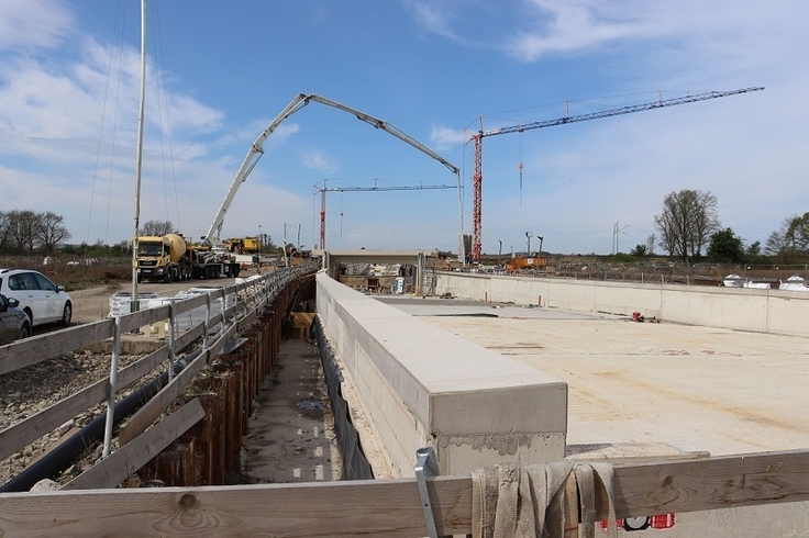 Auf der Ostseite des Trogbauwerks im Zuge der B441n bei Wunstorf lässt sich ein deutlicher Baufortschritt im Vergleich zum Jahresanfang erkennen.