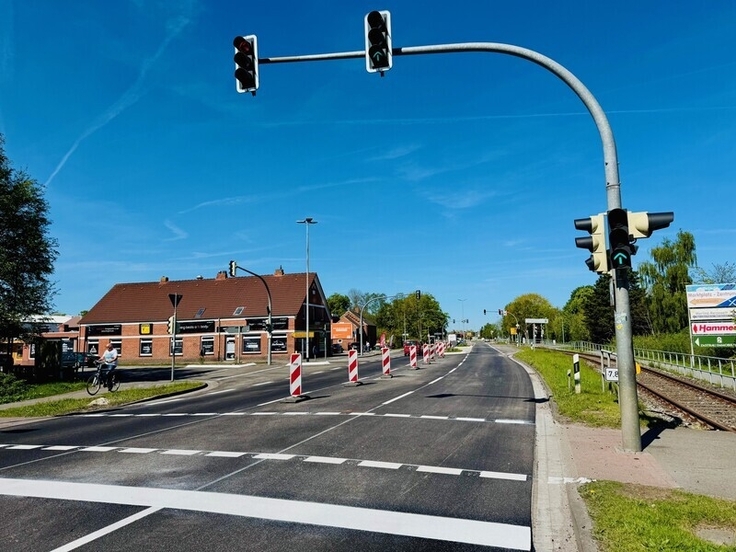 Die Markierung ist bereits aufgebracht – damit nähert sich die Sanierung der B 72 zwischen Moordorf und Aurich dem Ende.