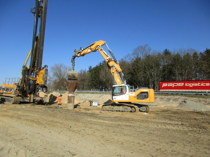 Bauarbeiten für die neue Ostebrücke: Einsetzen geotextiler Sandsäulen.