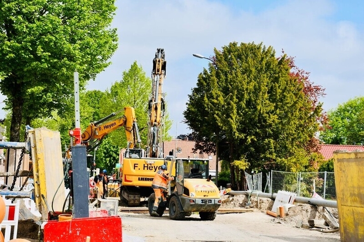 Kräftig am Werk: Die Sanierung der Bahnhofsstraße (L 8) in Esens kommt voran.