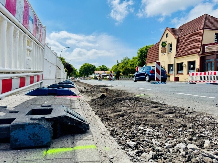 Wird erneut: Die Landesstraße 815 (Neuenburger Straße) in Zetel.