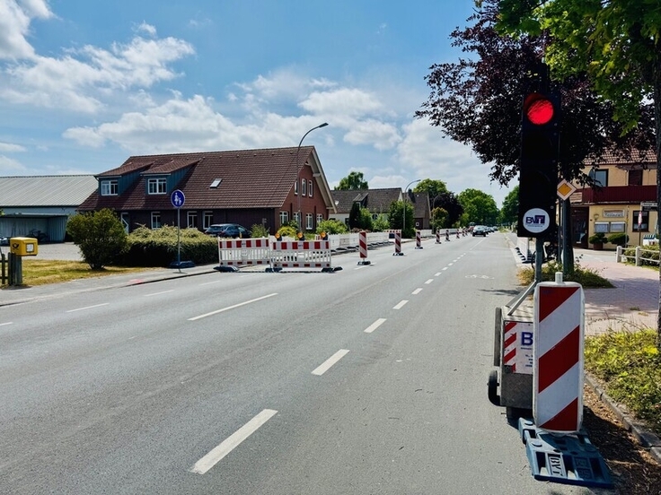 Mittels Ampelregelung und einer halbseitigen Sperrung erfolgt die Sanierung der L 815.