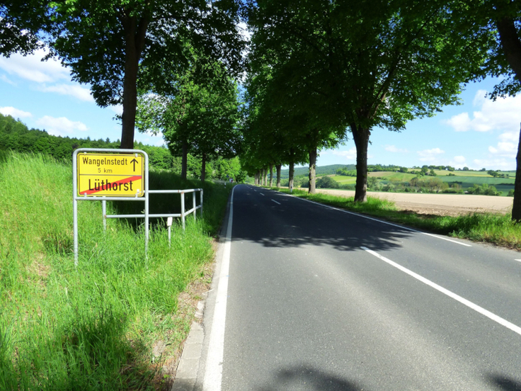 Blick auf die Landesstraße 546 am Ortsende Lüthorst.