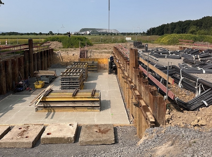 Die Baugruben für die neue Fledermausbrücke im Zuge der zukünftigen Ortsumfahrung Wunstorf B 441n sind ausgehoben.