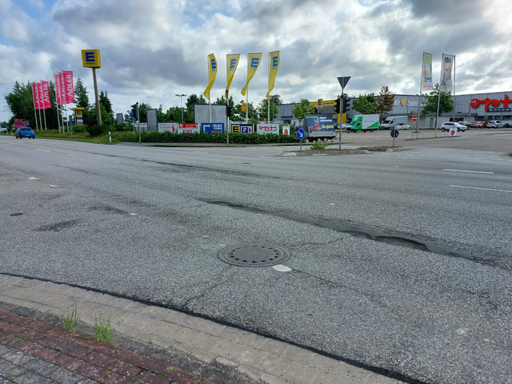 Einfahrt zum Einkaufszentrum auf der B 209