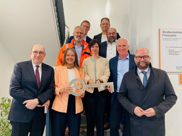 Freuen sich über die Eröffnung (von links): Johann Wimberg, Verena Pellmann, Stephan Christ, Jürgen Behrens, Dr. Hannah Timmer, Staatssekretär Matthias Wunderling-Weilbier, Timo Quander, Lutz Stratmann und Lukas Reinken.