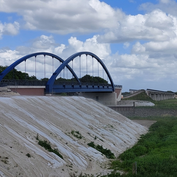 Ein Blick von der neuen Emsbrücke Richtung Emsflutmuldenbrücke.
