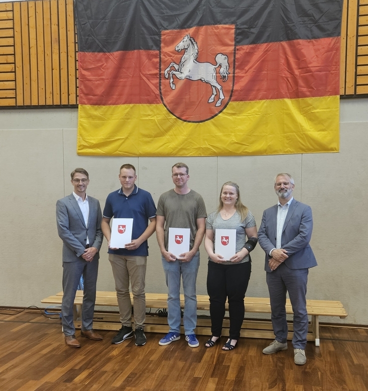 Die Jahrgangsbesten 2025: Bild (von links): Dirk Möller (Vorsitzender des Prüfungsausschuss), Linus Kahle (SM Vorsfelde), Florian Söhlke (SM Rinteln), Simone Hüttmann (SM Soltau) und Timo Quander (Präsident der NLStBV)
