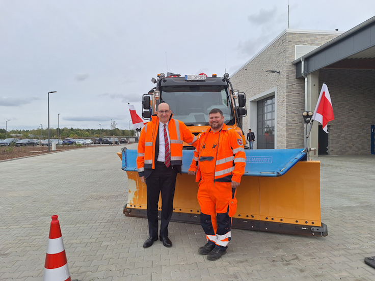 Staatssekretär Matthias Wunderling-Weilbier nutzte die Gelegenheit und stieg bei Straßenwärter Florian Wurdinger (rechts) mit in den winterlich aufgerüsteten Unimog.