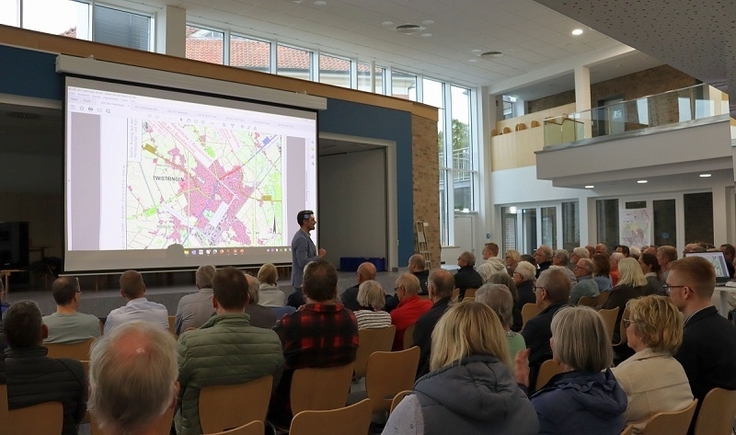 Über 100 interessierte Bürgerinnen und Bürger nahmen am Infotermin der NLStBV zusammen mit dem OOWV und der Stadt Twistringen am 25. September 2025 teil.