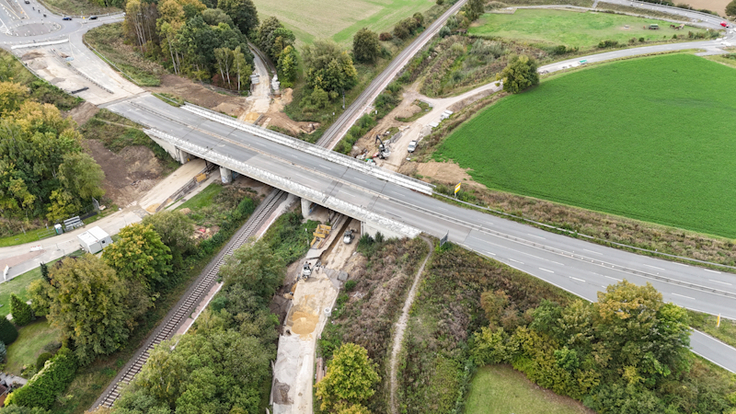 Die umfangreichen Leitungsarbeiten an der B-6-Brücke bei Salzgitter-Bad aus der Vogelperspektive.