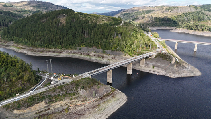 Stück für Stück wird die Fahrbahn der alten Bramkebrücke entfernt. Der Abriss hat begonnen.