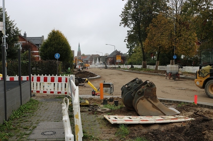In der Zeit vom 15. bis zum 24. Oktober wird von der Rathauskreuzung bis auf Höhe der Avia-Tankstelle Asphalt im Bereich der Fahrbahn eingebaut.