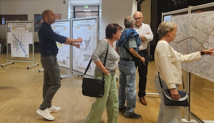 An den einzelnen Infoständen hatten die Bürgerinnen und Bürger die Möglichkeit, Fragen zu dem geplanten Vorhaben zu stellen.