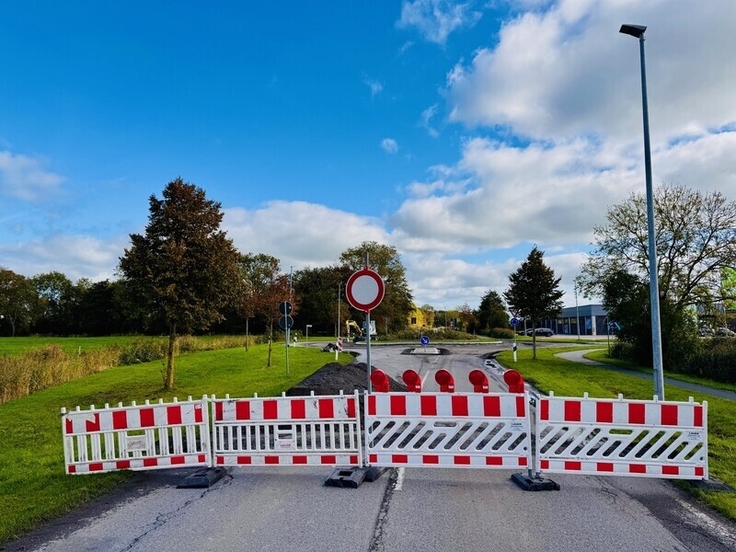 Seit dem 13. Oktober wird die Ortsdurchfahrt Pewsum saniert. Die Strecke ist für den Durchgangsverkehr voll gesperrt.