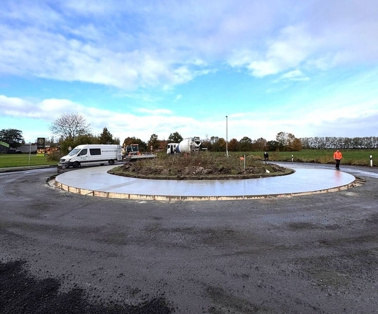 Der Betonring im Kreisverkehr nahe Aldi ist fertig.