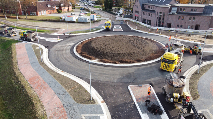 Aktuell wird am Kreisverkehr die Asphaltdeckschicht aus Gussasphalt eingebaut.