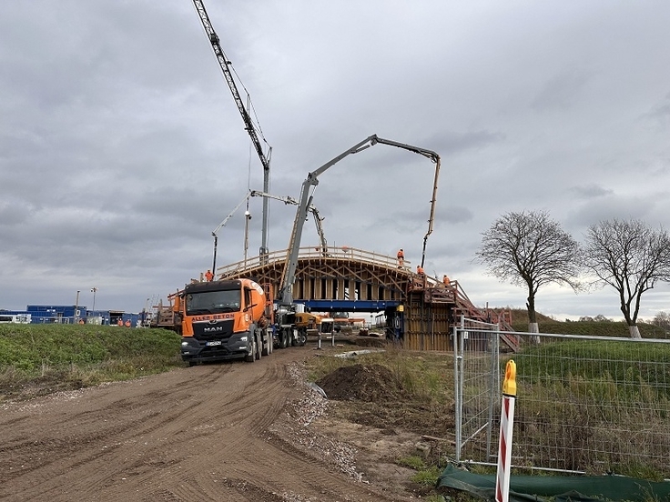 Die an der Fledermausbrücke laufenden Arbeiten gehen gut voran.