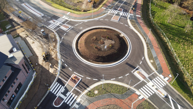 Die Asphaltarbeiten des Kreisverkehrs sind inzwischen abgeschlossen.
