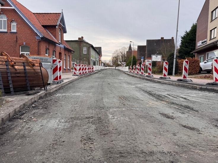 Die Sanierung der L 3 in Pewsum läuft. Aktuell wird der Straßenaufbau neu hergestellt.