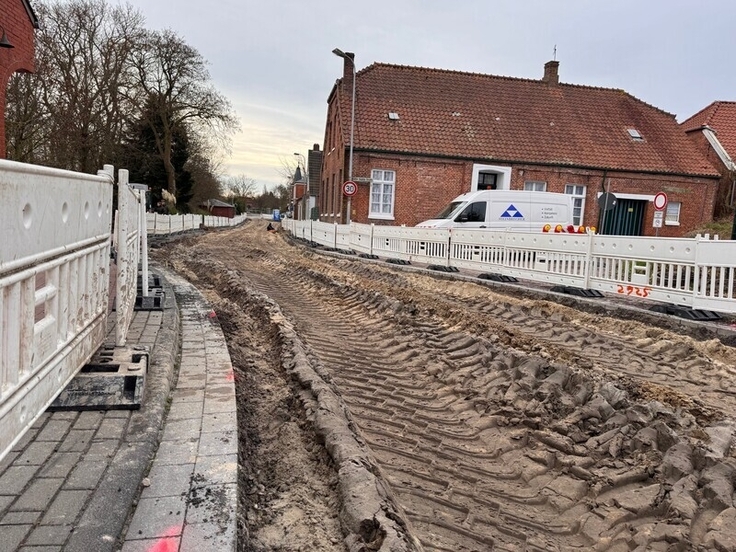 Mehrere Schichten des Straßenaufbaus müssen erneuert werden.